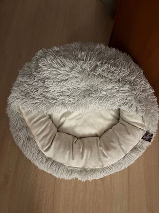 Cama para mascotas pequeñas gris y beige.