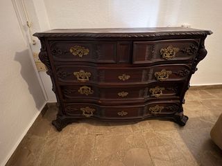 Cómoda antigua madera maciza frente curvo