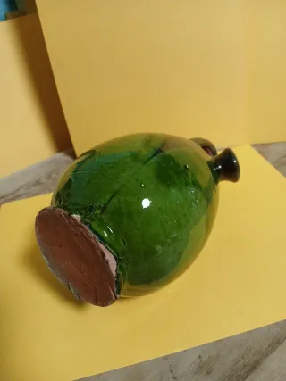 Botijo de cerámica verde y marrón
