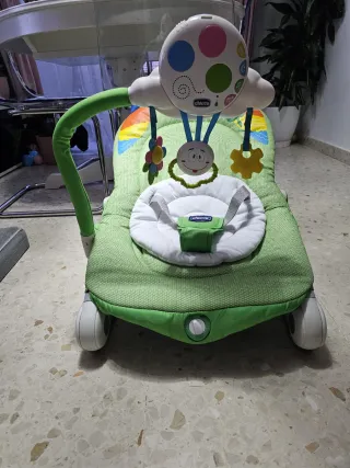 Hamaca Chicco verde con arco de juegos