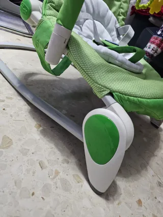 Hamaca Chicco verde con arco de juegos