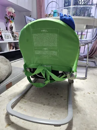 Hamaca Chicco verde con arco de juegos