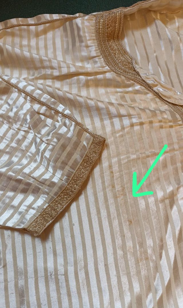 Túnica árabe dorada y blanca