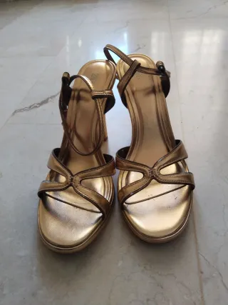 Sandalias tacón Zara doradas