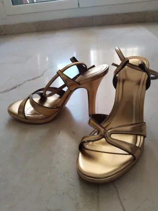 Sandalias tacón Zara doradas