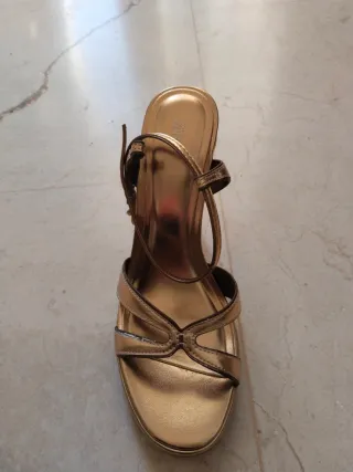 Sandalias tacón Zara doradas