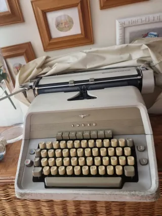 Máquina de escribir Adler.