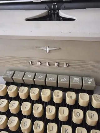 Máquina de escribir Adler.