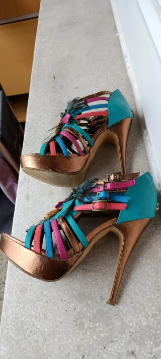 Sandalias de tacón con plataforma y adornos