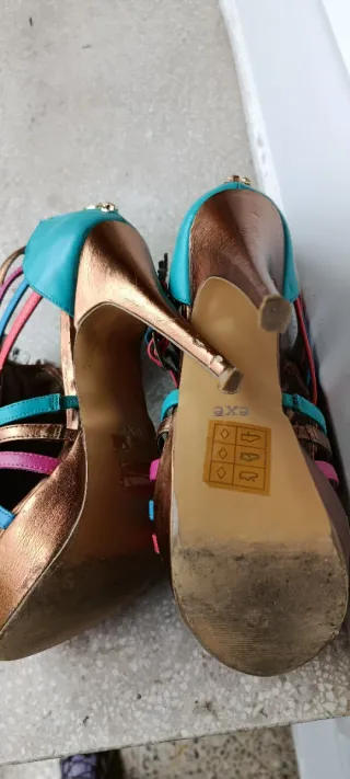 Sandalias de tacón con plataforma y adornos