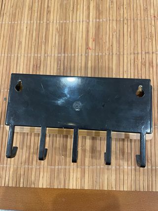 Colgador de llaves moderno madera y plástico negro