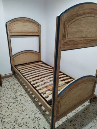 Cama de madera con detalles azules