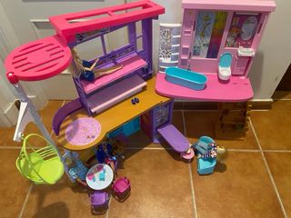 Casa de muñecas Barbie con accesorios