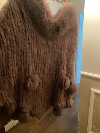 Poncho de pelo natural color morado con pompones