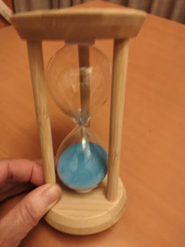Reloj de arena de madera y cristal