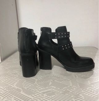 Botines negros con tachuelas y hebillas