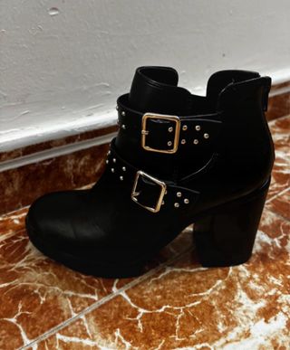 Botines negros con tachuelas y hebillas