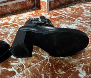 Botines negros con tachuelas y hebillas