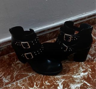 Botines negros con tachuelas y hebillas
