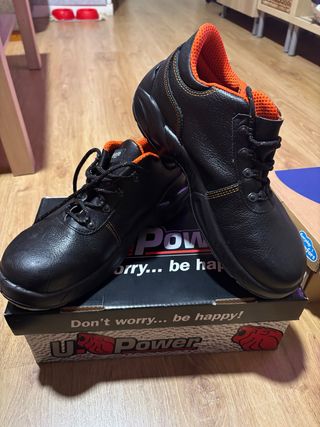 Zapatos de seguridad negros y naranjas