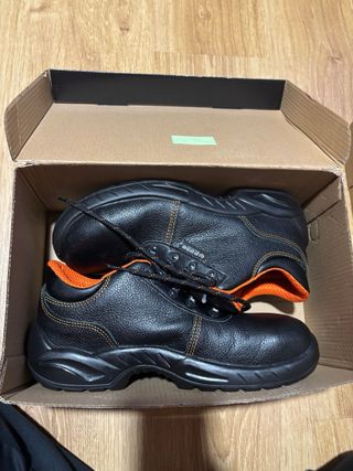 Zapatos de seguridad negros y naranjas