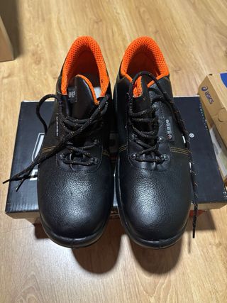 Zapatos de seguridad negros y naranjas