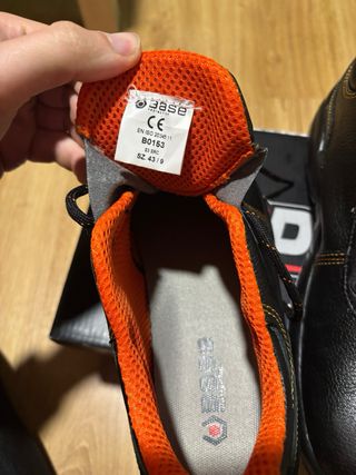 Zapatos de seguridad negros y naranjas