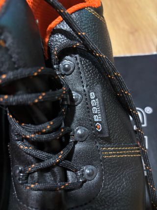 Zapatos de seguridad negros y naranjas