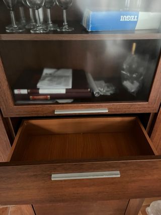 Vitrina madera marros oscuro cajones