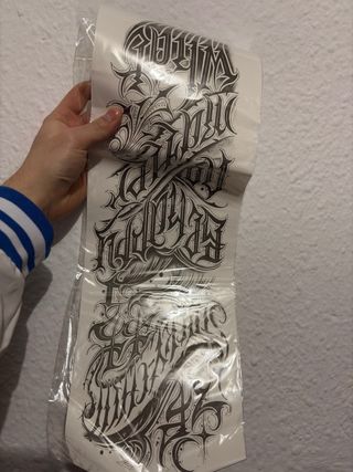 Cadenas con brillantes y tatuajes temporales.