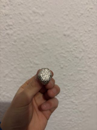 Cadenas con brillantes y tatuajes temporales.