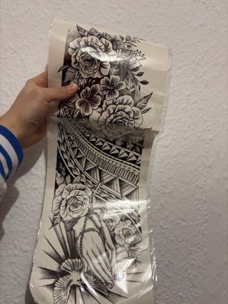 Cadenas con brillantes y tatuajes temporales.