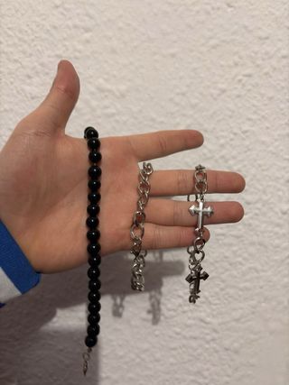 Cadenas con brillantes y tatuajes temporales.