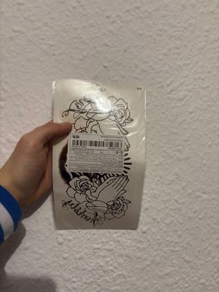 Cadenas con brillantes y tatuajes temporales.