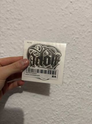 Cadenas con brillantes y tatuajes temporales.