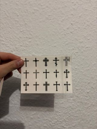 Cadenas con brillantes y tatuajes temporales.