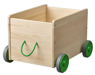 Caja de madera con ruedas para juguetes