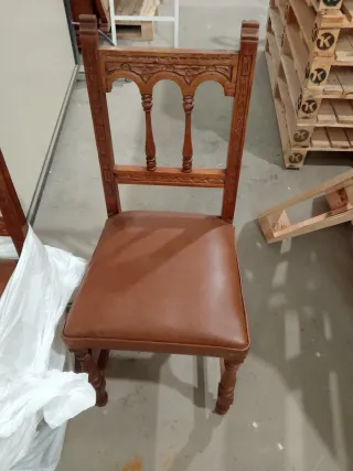 6 Silla de madera tallada con asiento de piel