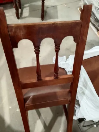 6 Silla de madera tallada con asiento de piel