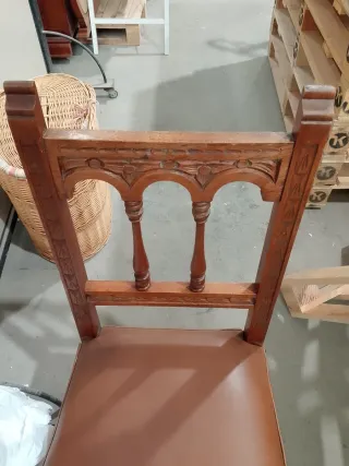 6 Silla de madera tallada con asiento de piel