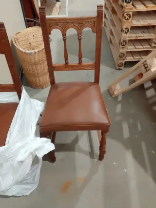 6 Silla de madera tallada con asiento de piel