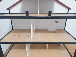 Casita de muñecas de madera