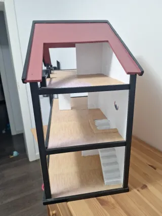 Casita de muñecas de madera