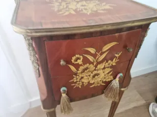 Mesita antigua de madera y metal