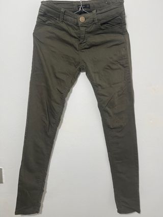 Pantalón pitillo verde oliva Stradivarius