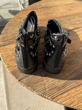 Botines negros con tachuelas