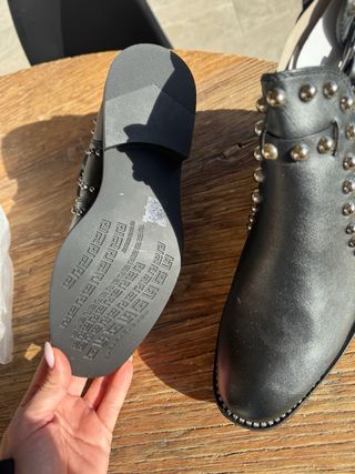 Botines negros con tachuelas