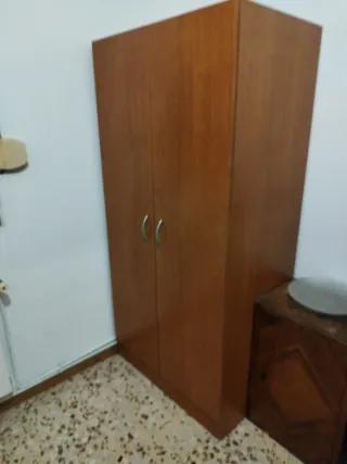 Armario de madera marrón