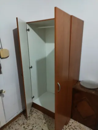 Armario de madera marrón