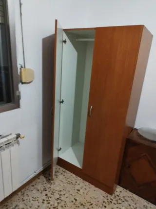 Armario de madera marrón